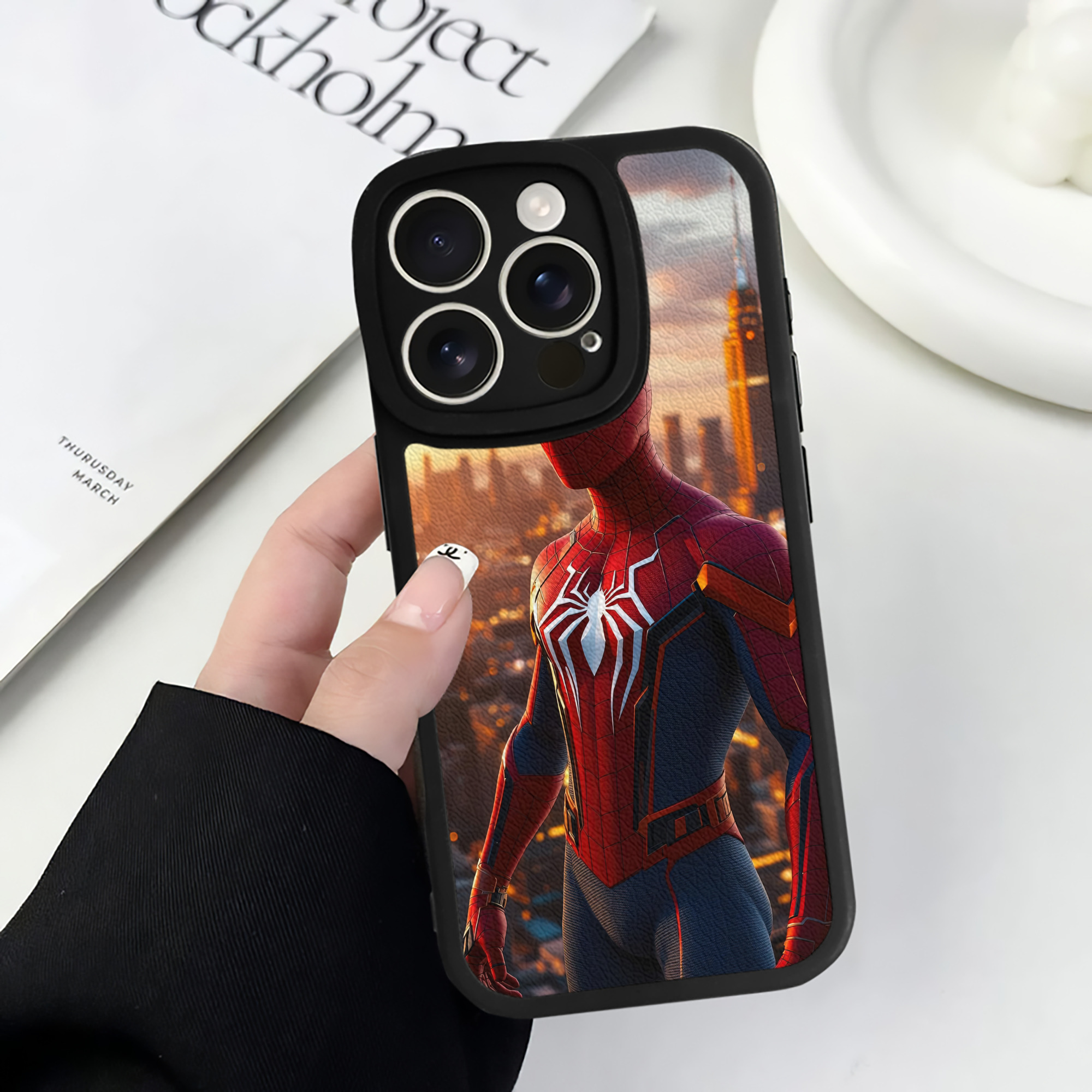 （画像用） Spider Man スパイダーマン 【iPhone 16シリーズ対応】シリコンスマホケース（レザー調） 材質：シリコン